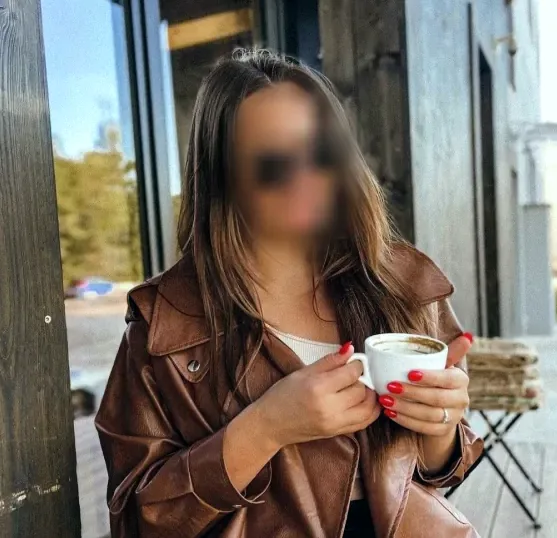 Anneke, 27