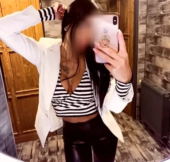 Evi, 34